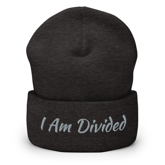 Beanie mit Bündchen und „I Am Divided“-Logo