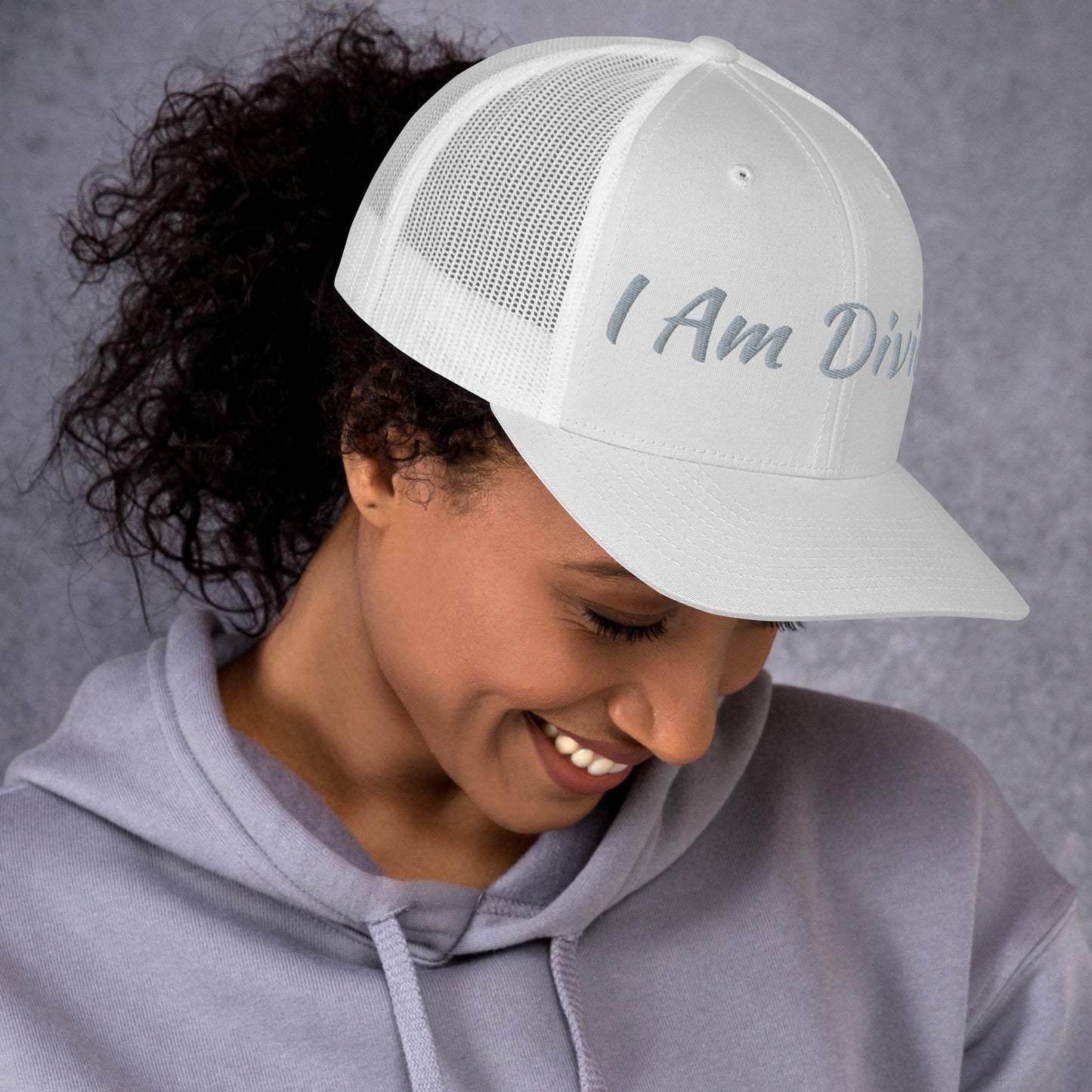 Trucker-Cap mit „I Am Divided“-Logo